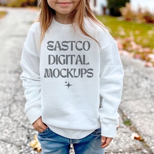 Maqueta de sudadera con cuello redondo blanca Gildan para niños Maqueta de modelo de moda juvenil 18000B Maquetas de impresión a pedido, maqueta de sudadera con cuello redondo blanca Gildan para jóvenes