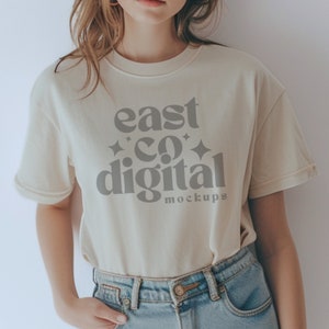 Maqueta de camiseta Gildan 2000 Sand, maqueta de camiseta Gildan 2000 Sand, maqueta de modelo, camiseta Boho Trendy Png, maquetas Gildan 2000 Lifestyle