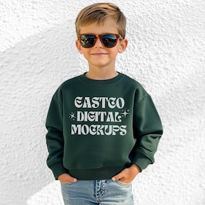 Maqueta de sudadera con cuello redondo Gildan para niños, verde bosque, modelo juvenil 18000B, maquetas de moda, maquetas de impresión a pedido, maqueta de sudadera con cuello redondo Gildan para niños
