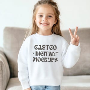 Maqueta de sudadera con cuello redondo blanca Gildan para niños Maqueta de modelo de moda juvenil 18000B Maquetas de impresión a pedido, maqueta de sudadera con cuello redondo blanca Gildan para jóvenes