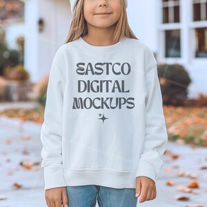 Maqueta de sudadera con cuello redondo blanca Gildan para niños Maqueta de modelo de moda juvenil 18000B Maquetas de impresión a pedido, maqueta de sudadera con cuello redondo blanca Gildan para jóvenes