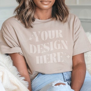 Maqueta de Bella Canvas Heather Tan, maqueta de 3001 Tan Maqueta de Bella Canvas Maqueta de modelo de camisa bronceada Maqueta de Bella Canvas 3001 Tan Camisa de moda Boho Png