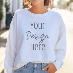 Maqueta de sudadera con cuello redondo blanca Bella Canvas 3945, maqueta de modelo BC3945 blanca, maqueta de sudadera con cuello redondo Bella+Canvas, maqueta de moda PNG