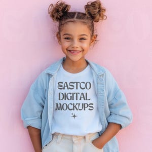 Maqueta de camiseta juvenil Gildan 5000B, maqueta de modelo juvenil Gildan, maqueta de camiseta blanca Gildan 5000B, maqueta de camiseta para niños, maqueta de Gildan para niños