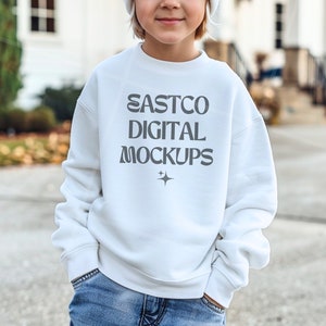 Maqueta de sudadera con cuello redondo blanca Gildan para niños Maqueta de modelo de moda juvenil 18000B Maquetas de impresión a pedido, maqueta de sudadera con cuello redondo blanca Gildan para jóvenes
