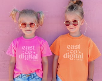 Maqueta de camiseta infantil Comfort Colors, rosa neón y naranja (PNG)