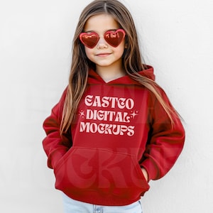 Maqueta de sudadera con capucha para niños Gildan roja para jóvenes 18500B Modelo de moda Maquetas de impresión a pedido Maquetas, maqueta de sudadera para jóvenes Gildan roja para jóvenes