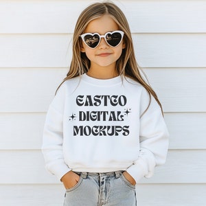 Maqueta de sudadera con cuello redondo blanca Gildan para niños Maqueta de modelo de moda juvenil 18000B Maquetas de impresión a pedido, maqueta de sudadera con cuello redondo blanca Gildan para jóvenes
