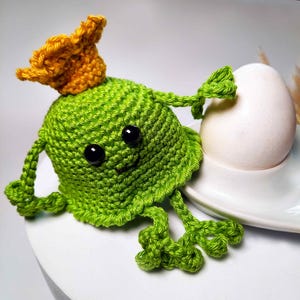 Frosch Eierwärmer gehäkelt – Froschkönig Frühstück Geschenk für Männer & Frauen – Lustige Eierbecher Hülle – Handgemacht aus Baumwolle