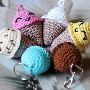 Eis Schlüsselanhänger gehäkelt – Amigurumi Geschenk • Taschenanhänger Damen • Süße Geschenkideen für Freund • Auto Schlüsselanhänger