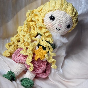 Kantenhocker Blumenmädchen // Häkelfigur Frühlingsfee // Elfenfigur Wohndekoration // Frühlingsfee gehäkelte Frühlingsdeko // Geschenkidee