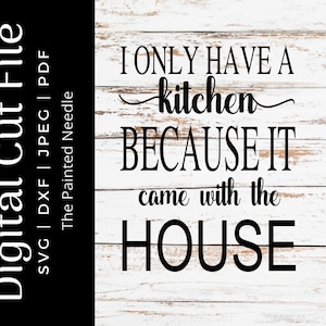 Può includere: Un cartello in legno bianco con testo nero che recita "Ho una cucina solo perché è venuta con la casa".