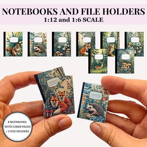 Puede incluir: Mini cuadernos y archivadores con diseños de animales del bosque. Los cuadernos presentan ilustraciones de un zorro, un erizo, un búho y un ciervo. El texto de la imagen dice "NOTEBOOKS AND FILE HOLDERS 1:12 and 1:6 SCALE".
