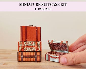 Printbare miniatuurkoffers, 4 vintage koffers die open kunnen in schaal 1:12 voor poppenhuizen, herfstdecoratie