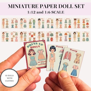 Könnte beinhalten: Ein Miniatur-Papierpuppen-Set mit dem Text "MINIATURE PAPER DOLL SET 1:12 and 1:6 SCALE". Das Set enthält Papierpuppen und Kleidung, mit dem Text "10 DOLLS WITH CLOTHES" auf der Verpackung. Das Set wird in den Händen einer Person gehalten.
