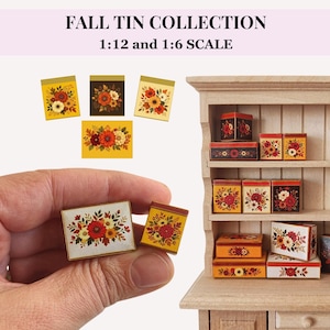 Peut inclure: Une collection de boîtes miniatures à l'échelle 1:12 et 1:6, ornées de motifs floraux aux couleurs automnales comme le rouge, l'orange, le jaune et le brun. L'ensemble comprend diverses boîtes rectangulaires et carrées sur une étagère.
