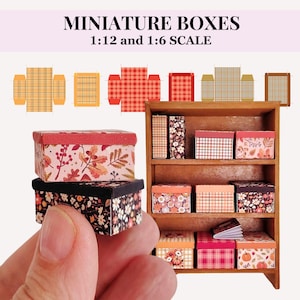 Puede incluir: Un conjunto de cajas en miniatura con varios patrones, incluyendo diseños florales, a cuadros y geométricos. Las cajas están dispuestas en un estante de madera, con el texto "MINIATURE BOXES 1:12 and 1:6 SCALE" sobre el estante.