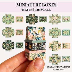 Pode incluir: Caixas em miniatura nas escalas 1:12 e 1:6 com desenhos florais e de pássaros. As caixas estão empilhadas, seguradas por uma mão e rodeadas por modelos de caixas planas. A imagem inclui o texto "MINIATURE BOXES" e "INSTANT DOWNLOAD A4 PDF files."