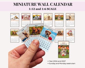 Może przedstawiać: Zestaw miniaturowych kalendarzy ściennych w skali 1:12 i 1:6 z fotografiami psów na lata 2026 i 2027. Kalendarze prezentują miesięczne siatki z tygodniem rozpoczynającym się w niedzielę lub poniedziałek oraz różnymi zdjęciami szczeniąt i psów.
