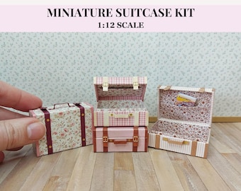 VALIGIA IN MINIATURA STAMPABILI, 4 bauli apribili in stile vintage in scala 1:12 per case delle bambole, mini papercraft
