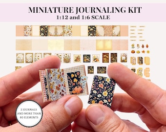 Puede incluir: Kit de diario en miniatura con diseños florales y de calabaza. El kit incluye dos diarios y más de 80 elementos. El texto de la imagen dice "MINIATURE JOURNALING KIT 1:12 and 1:6 SCALE" y "2 JOURNALS AND MORE THAN 80 ELEMENTS."