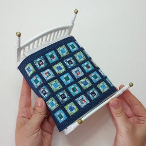 Miniature Dollhouse Quilt, Patchwork Bettwäsche im Maßstab 12