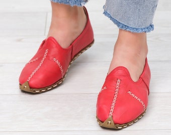 Mocasines descalzos de piel roja hechos a mano: zapatos planos que conectan con la tierra