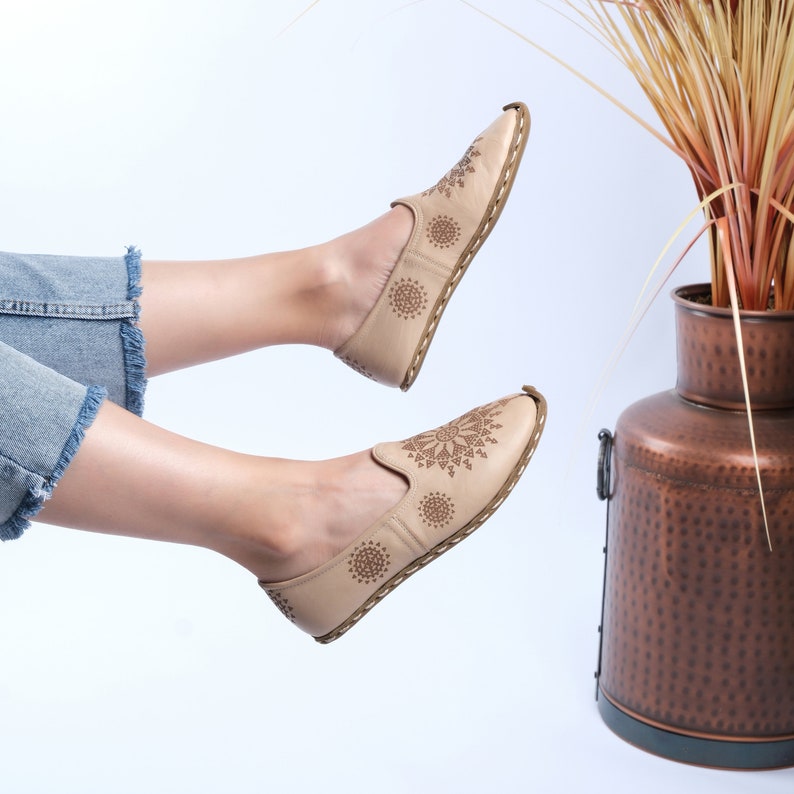 Elegant women's leather loafers with a glossy finish, showcasing a classic and comfortable style.