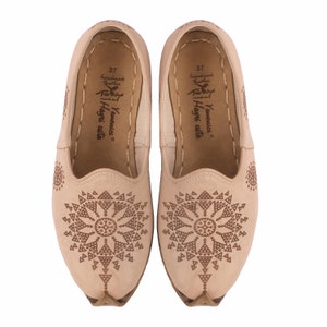 Eco-friendly Earth Origins shoes featuring ergonomic design and environmentally conscious materials.