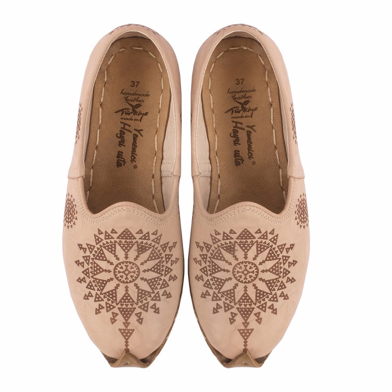 Eco-friendly Earth Origins shoes featuring ergonomic design and environmentally conscious materials.