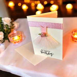 Rosa Kleid Alles Gute zum Geburtstag Grußkarte • Niedliches handgemachtes 3D • Handbeschriftetes Einzigartiges Geschenk für Mutter, Schwester, Freundin, Mode-Liebhaber • 4.25x5.5”