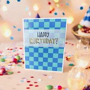 Cartão de Feliz Aniversário Feito à Mão • Design Quadriculado Azul-Verde • Letras à Mão em Negrito Vibrante • Novo 2025 • A2 4,25 x 5,5”