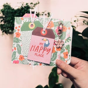 Happy Place Mini Junk Journal Starter Kit | Tropischer Urlaub Folio | Handgeschöpftes Papier Kit, Ephemera, Mini Journal, Sticker, Postkarten &Charm