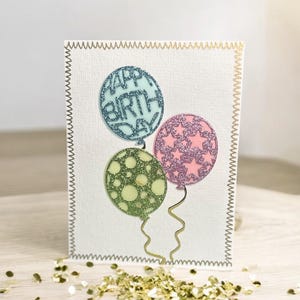 Carte de joyeux anniversaire en forme de ballon • Carte de voeux faite main avec des formes en papier ballons roses, bleus et verts • Amusante et colorée d'anniversaire