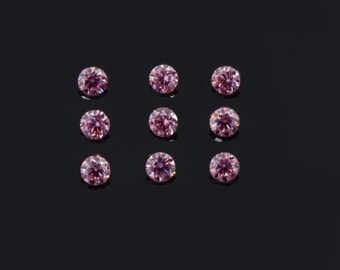 Puede incluir: Nueve gemas rosas redondas dispuestas en una cuadrícula de tres por tres sobre un fondo negro. Las gemas tienen una apariencia facetada, reflejando la luz. Las gemas son de tamaño y color consistentes.