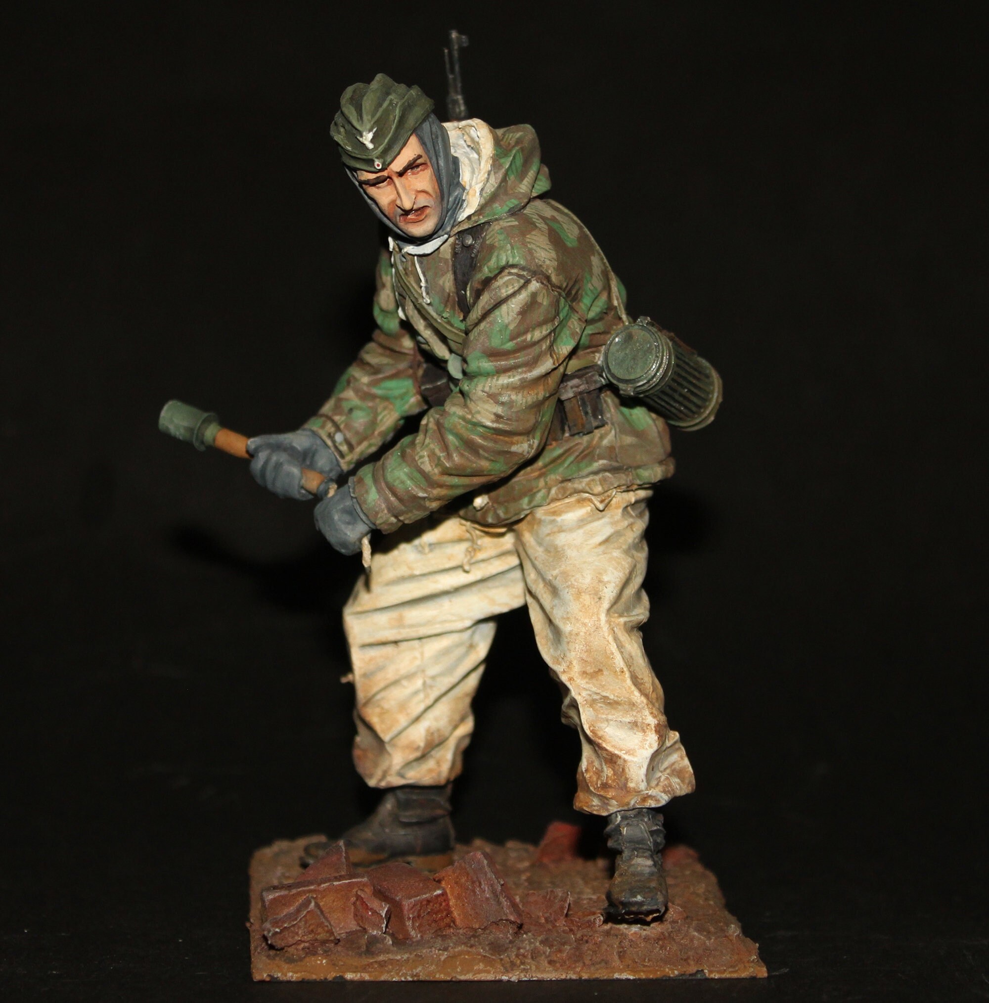 1:35 Sitting on the knees German SS soldier WW2 Scale Resin Figure 