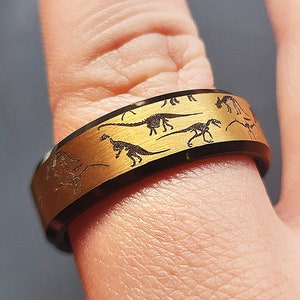 Wolframcarbid Ehering mit Gravur Dinosaurier, Drachenknochen Muster Ring mit Gravur, Dinosaurier Ring, Versprechen Band - 8 mm