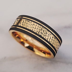 Engraved Black and Gold Dragon Scale Wedding Band, Scale Pinstripe Wedding Ring, Dragon scale Pattern Ring, Mens dragon ring - 4 to 10mm