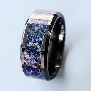 Alianza de boda de cerámica negra pulida personalizada para hombre con incrustaciones de lapislázuli azul y bordes biselados, anillo de boda de lapislázuli azul - 8 mm