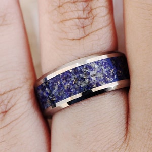 Alianza de boda personalizada de tungsteno pulido para hombre con incrustaciones de lapislázuli azul y bordes biselados, anillo de boda de lapislázuli azul de 8 mm