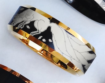 Può includere: Un anello color oro con un inserto nero e un disegno inciso in bianco raffigurante una volpe con una coda lunga e fluida. Sotto l'anello, un grafico rettangolare etichettato Entire Design mostra l'illustrazione completa della volpe con foglie sparse.