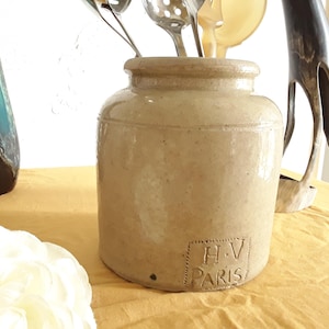 Peut inclure: Un pot en grès vintage avec un glaçage crème et une étiquette rectangulaire qui indique "H.V. PARIS".