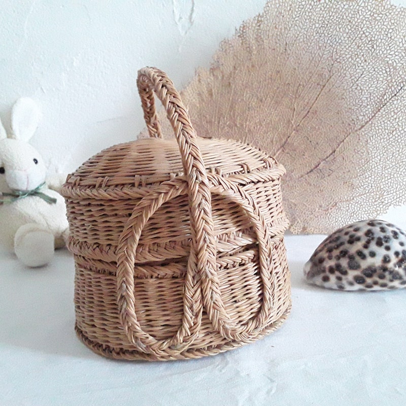 Panier osier ancien dans paniers pour la décoration intérieure de la maison