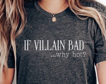 Könnte beinhalten: Ein dunkel-heidesgraues T-Shirt mit dem in Weiß gedruckten Text "IF VILLAIN BAD...why hot?"