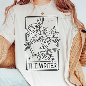 Der Schriftsteller Tarot Komfort Farben Shirt, Autor Shirt, Schriftsteller Shirt, Die Schreiber Tarot Karte, schreiben Shirt, Tarot Karte Shirt, Roman Shirt