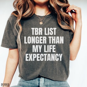 Lista TBR más larga que mi esperanza de vida, camisa Comfort Colors, regalo Booklover, camisa de lectura, regalo Bookish, camisa literaria, camiseta Booktrovert