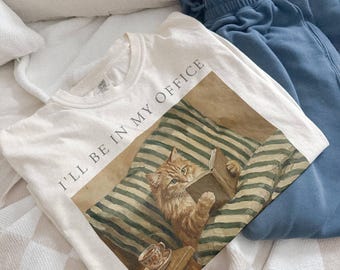 Ich bin in meinem Büro Katze Komfort Farben Shirt, lustiges Buch-Liebhaber-Shirt, Vintage Katzen-Shirt, Katzen-Lese-T-Shirt, Katzen-Buchliebhaber-Geschenk, Katzenmama-Hemd