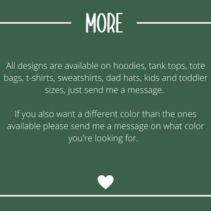 Puede incluir: Fondo verde con texto blanco que dice "MORE". El texto de abajo dice "Todos los dise&ntilde;os est&aacute;n disponibles en sudaderas con capucha, camisetas sin mangas, bolsas de mano, camisetas, sudaderas, gorras de pap&aacute;, tallas para ni&ntilde;os y beb&eacute;s, solo env&iacute;ame un mensaje. Si tambi&eacute;n quieres un color diferente al que est&aacute; disponible, por favor env&iacute;ame un mensaje sobre el color que est&aacute;s buscando."
