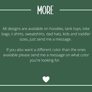 Puede incluir: Un gr&aacute;fico verde oscuro con texto blanco que dice "MORE". El texto de abajo indica que los dise&ntilde;os est&aacute;n disponibles en sudaderas con capucha, camisetas sin mangas, bolsos de mano, camisetas, sudaderas, gorras de pap&aacute; y tallas para ni&ntilde;os y beb&eacute;s. Un coraz&oacute;n blanco en la parte inferior.