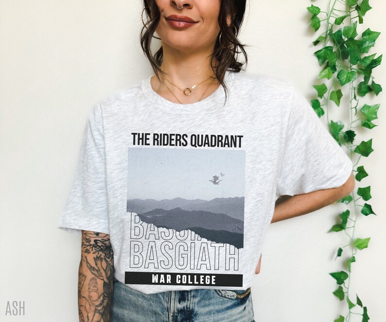 K&ouml;nnte beinhalten: Ein wei&szlig;es T-Shirt mit einem grafischen Aufdruck einer Bergkette und dem Text "The Riders Quadrant, Basgiath, War College".